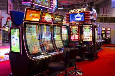 Live Dragon Tiger dealer studio with multiple camera angles showing card deal