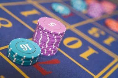Live baccarat dealer at lato99 studio showing card deal and player positions